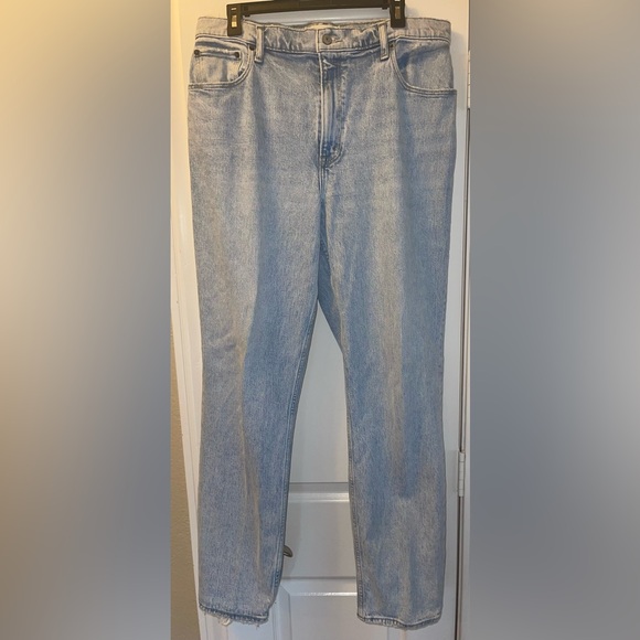 Abercrombie & Fitch Women’s Light Wash Ultra High Rise 90s Straight Jeans - Picture 4 of 5